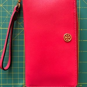 #Tory Burch beautiful coral wallet in excellent condition. Still shaped to form